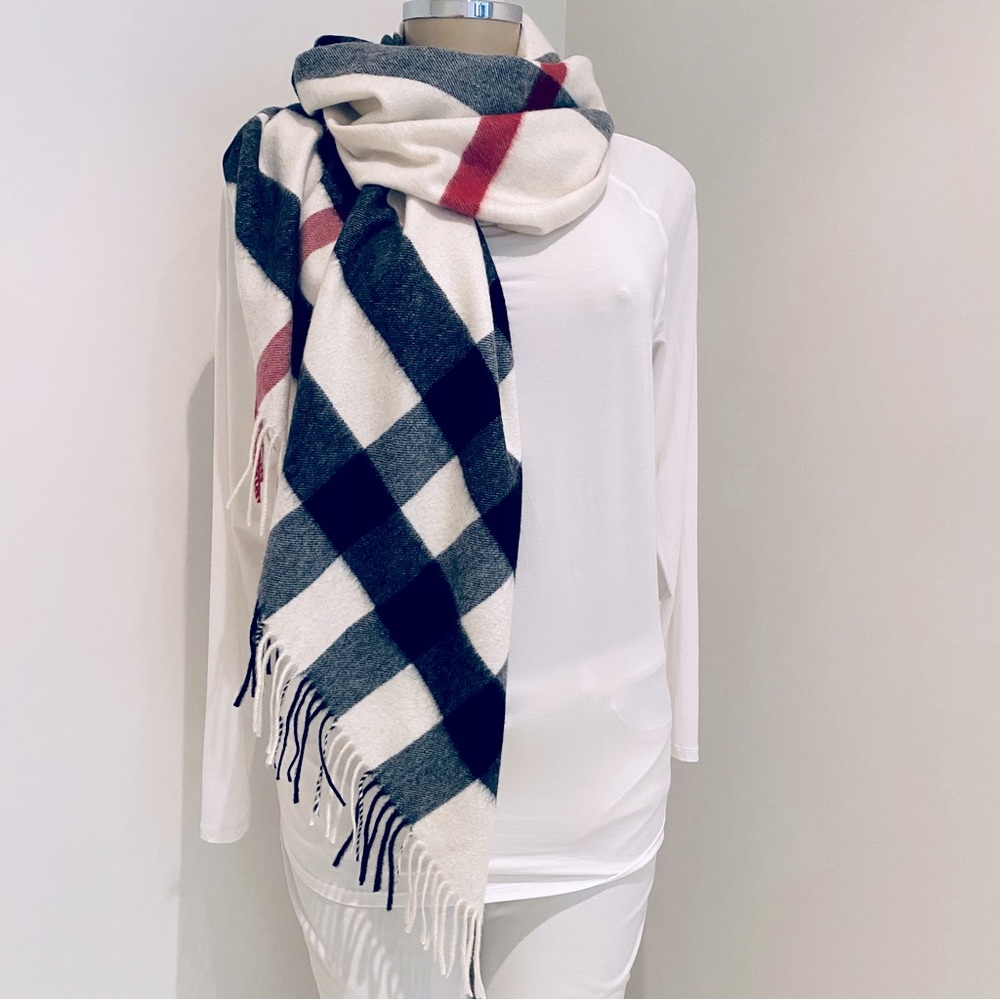 BURBERRY LONDON HALF MEGA CASHMERE BANDANA / SCARF / WRAP. - Picture 4 of 11